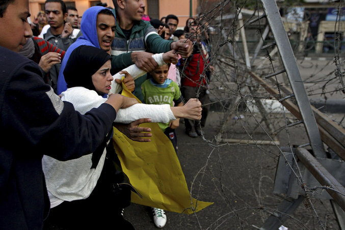 Tüntetők Kairó központjában (Fotó:  Beta/AP)