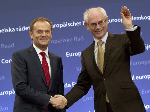 A tegnapi ünnepélyes „őrségváltás”; Herman Van Rompuy (j) eddigi ET-elnök elbúcsúzva a testülettől átadja helyét Donald Tusknak (Fotó: Beta/AP)