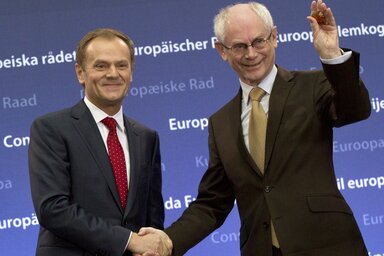 A tegnapi ünnepélyes „őrségváltás”; Herman Van Rompuy (j) eddigi ET-elnök elbúcsúzva a testülettől átadja helyét Donald Tusknak (Fotó: Beta/AP)