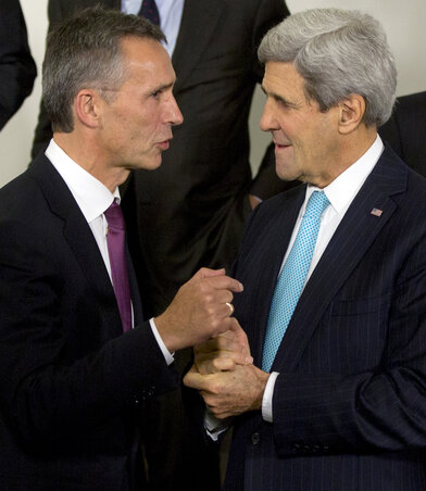 Jens Stoltenberg és John Kerry amerikai külügyminiszter a NATO brüsszeli székházában folyó tanácskozás szünetében egyeztet (Fotó: Beta/AP) Jens Stoltenberg és John Kerry amerikai külügyminiszter a NATO brüsszeli székházában folyó tanácskozás szünetében egyeztet (Fotó: Beta/AP)