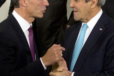 Jens Stoltenberg és John Kerry amerikai külügyminiszter a NATO brüsszeli székházában folyó tanácskozás szünetében egyeztet (Fotó: Beta/AP)