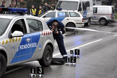 Helyszínelés Budapest II. kerületében, a Hidegkúti úton (MTI Fotó: Mihádák Zoltán)