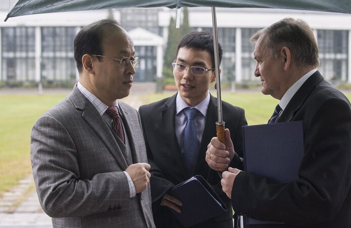 Lezsák Sándor, a Lakiteleki Népfőiskola vezetője, az Országgyűlés alelnöke fogadja a főiskola kollégiumi hétvégéjének előadóját, Hsziao Csient, Kína magyarországi nagykövetét (Fotó:  MTI)