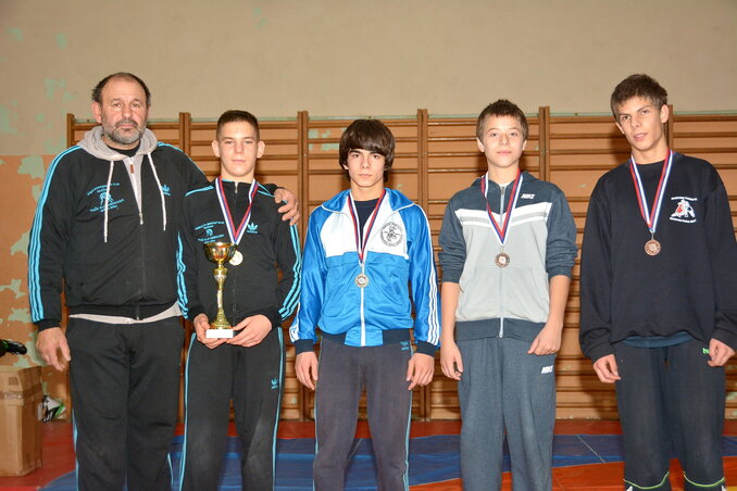 Az 53 kg-os fiatalok dobogósai, balról Kopasz Károly, a Hercules edzője, mellette a győztes Katona Ádám (Fotó: Gergely József) Az 53 kg-os fiatalok dobogósai, balról Kopasz Károly, a Hercules edzője, mellette a győztes Katona Ádám (Fotó: Gergely József)