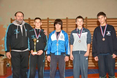 Az 53 kg-os fiatalok dobogósai, balról Kopasz Károly, a Hercules edzője, mellette a győztes Katona Ádám (Fotó: Gergely József)