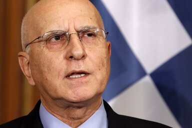 Szamarasz komoly kockázatot vállalt, amikor bejelentette az elnökválasztás előrehozását, ha ugyanis jelöltje, Sztavrosz Dimasz (a képen), volt külügyminiszter és korábbi EU-biztos nem kap kellő támogatást, abba a kormánya is belebukhat (Fotó: Beta/AP)