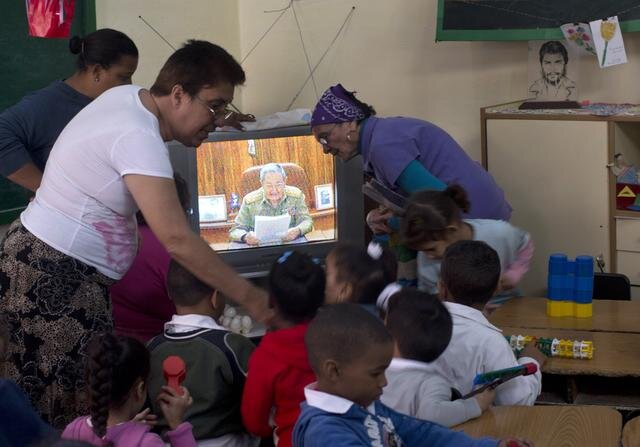 Raúl Castro elnök élő televíziós beszédét hallgatják kicsik és nagyok egy havannai iskolában (Fotók: Beta/AP)