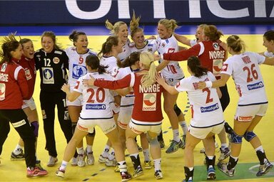 Az aranyérmes norvég válogatott tagjai ünneplik győzelmüket (fotó: MTI)