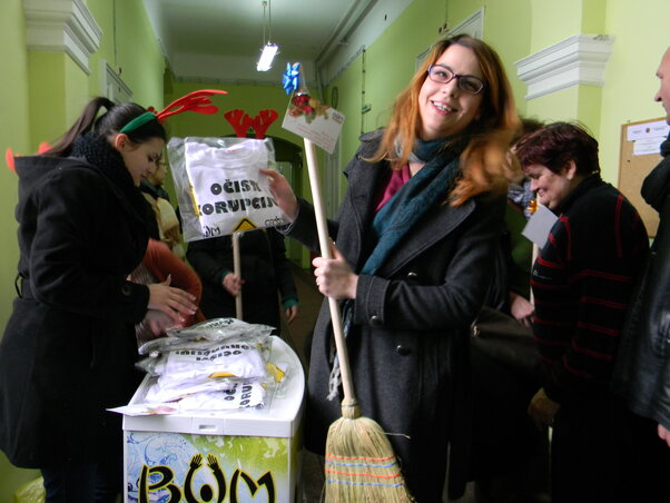 Az Óbecsei Ifjúsági Szervezet a szünetben söprűket és „Očisti korupciju” (Takarítsd el a korrupciót) feliratú pólókat osztogattak a képviselőknek (Fotó: Fehér Rózsa)