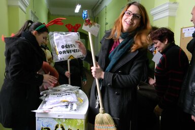 Az Óbecsei Ifjúsági Szervezet a szünetben söprűket és „Očisti korupciju” (Takarítsd el a korrupciót) feliratú pólókat osztogattak a képviselőknek (Fotó: Fehér Rózsa)