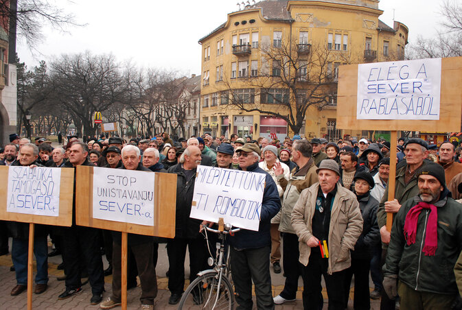 A szabadkai Sever villanymotorgyárban egykor háromezren dolgoztak, ma alig néhány százan. Képünkön az egykori dolgozók, akiknek nem fizették ki bérüket, a 2011-es márciusi tiltakozáson (Fotó: Molnár Edvárd)