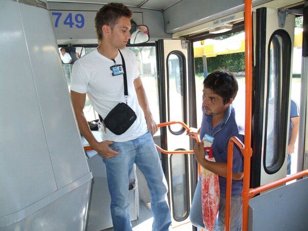 A Városi Közlekedési Közvállalat járműveiben rendszeresek az ellenőrzések, az ellenőrök leggyakrabban már az ajtóban várják az utasokat, így jegy nélkül fel sem szállhatunk – korábbi felvétel (Fotó: Dávid Csilla)