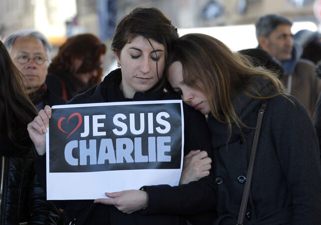 „Charlie vagyok”, üzeni két marseillei-i megemlékező (Fotók: Beta/AP) „Charlie vagyok”, üzeni két marseillei-i megemlékező (Fotók: Beta/AP)