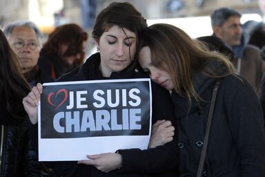„Charlie vagyok”, üzeni két marseillei-i megemlékező (Fotók: Beta/AP)