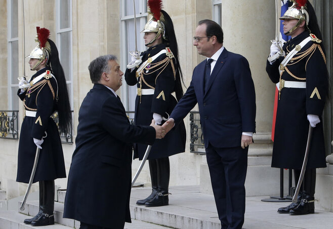 Francois Hollande francia államfő fogadja Orbán Viktor miniszterelnököt (Fotó:  Beta/AP)