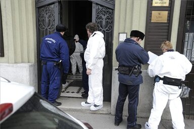 A helyszínelés (MTI Fotó: Mihádák Zoltán)