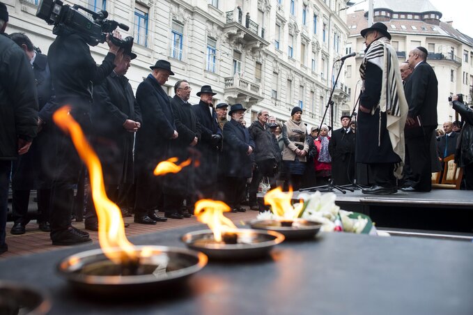 Simon László, a Miniszterelnökség parlamenti államtitkára (b3), Trócsányi László igazságügyi miniszter (b4), Heisler András, a Magyarországi Zsidó Hitközségek Szövetségének elnöke (b5), Ilan Mor izraeli nagykövet (b6) és Feldmájer Péter, a Magyarországi Zsidó Hitközségek Szövetségének alelnöke (b7) hallgatják Fekete László főkántor énekét a megemlékezésen a Dohány utcai zsinagógánál (Fotó: MTI)
