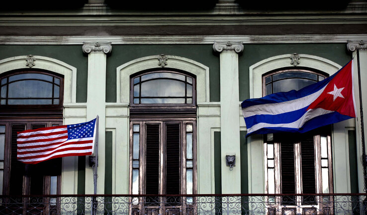 Kubai és amerikai zászló leng a Saratoga Hotel erkélyén, itt szállt meg az amerikai delegáció (Fotó: Beta/AP)