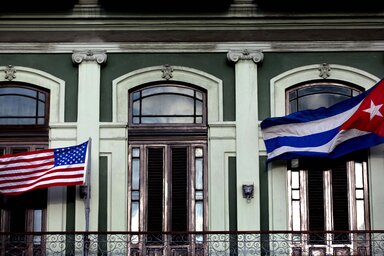 Kubai és amerikai zászló leng a Saratoga Hotel erkélyén, itt szállt meg az amerikai delegáció (Fotó: Beta/AP)