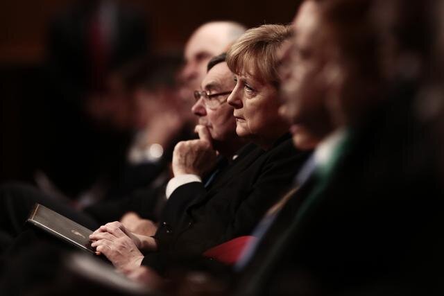 Angela Merkel (középen) a megemlékezésen (Fotó: Beta/AP)