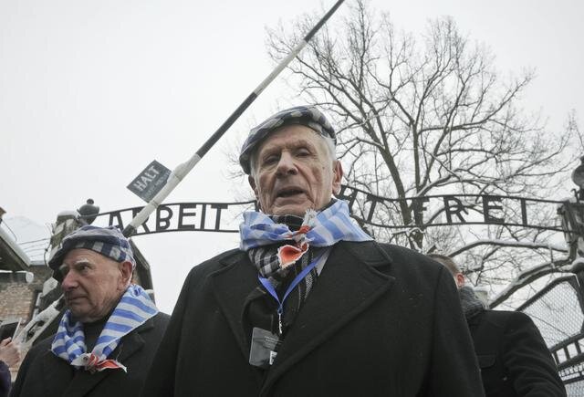Az auschwitzi túlélők – már látogatóként – ismét átlépik a hírhedt feliratú kaput (Fotó: Beta/AP) Az auschwitzi túlélők – már látogatóként – ismét átlépik a hírhedt feliratú kaput (Fotó: Beta/AP)