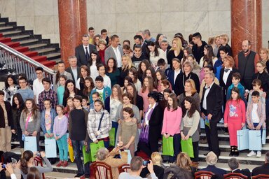 Az általános iskolai és középiskolai kategóriák nyertesei mentoraikkal
