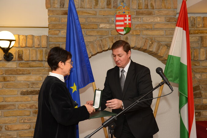 Nemes Fekete Editnek dr. Babity János főkonzul adta át az elismerést (Fotó: Molnár Edvárd) Nemes Fekete Editnek dr. Babity János főkonzul adta át az elismerést (Fotó: Molnár Edvárd)