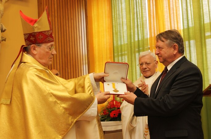 Msgr. dr. Pénzes János megyéspüspök adta át Kern Imrének a pápai elismerést (Fotó: Diósi Árpád) Msgr. dr. Pénzes János megyéspüspök adta át Kern Imrének a pápai elismerést (Fotó: Diósi Árpád)