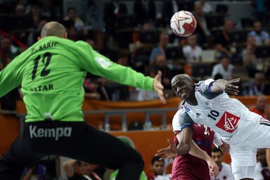 Šarić Nyokas lövését próbálja védeni a döntőben (Fotó: Beta/AP)