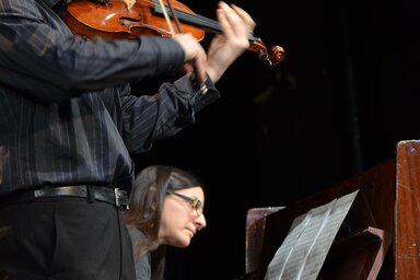 Felvételünkön az Isidor Bajić Zeneiskola növendékeinek fellépése, Dudás Virág Ervin hegedül, zongorakísérettel  (Fotó: Dávid Csilla)
