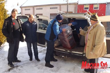Gunarasra indul a kiegészítőkkel ellátott tüzelős kályha és más segély (fotó: Szabó Anikó)