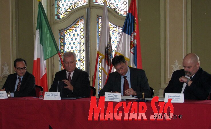 A tizenegy éve várt szerződés aláírása (Fotó: Kecskés István)