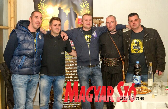 A Hazajáró stábja a vendéglátóval, balról jobbra: Papp Zoltán, Kenyeres Oszkár, Jakab Sándor, Link Lajos és Cerovszki Attila A Hazajáró stábja a vendéglátóval, balról jobbra: Papp Zoltán, Kenyeres Oszkár, Jakab Sándor, Link Lajos és Cerovszki Attila