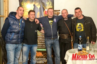 A Hazajáró stábja a vendéglátóval, balról jobbra: Papp Zoltán, Kenyeres Oszkár, Jakab Sándor, Link Lajos és Cerovszki Attila