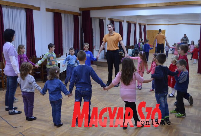 Szakács Tamás az ovisokat tanítja