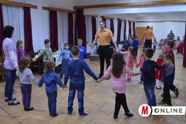 Szakács Tamás az ovisokat tanítja