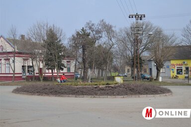 Körforgalom a Vasút utcában