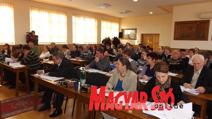 A topolyai községi képviselő-testület tegnapi ülésén A topolyai községi képviselő-testület tegnapi ülésén