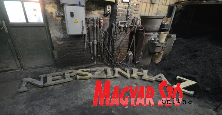 A bronzból készült betűk fél méterszer fél méter nagyságúak, egyenként tizenöt kilogrammot nyomnak (Fotó: Molnár Edvárd)