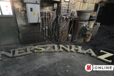 A bronzból készült betűk fél méterszer fél méter nagyságúak, egyenként tizenöt kilogrammot nyomnak (Fotó: Molnár Edvárd)