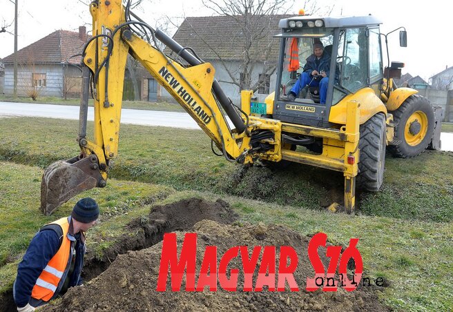 A régi fővezeték feltárásával megkezdődött a munkálatok második fázisa (fotó: Gergely Árpád)