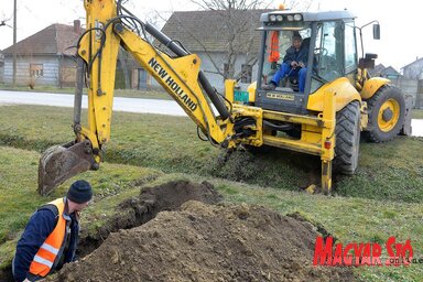 A régi fővezeték feltárásával megkezdődött a munkálatok második fázisa (fotó: Gergely Árpád)