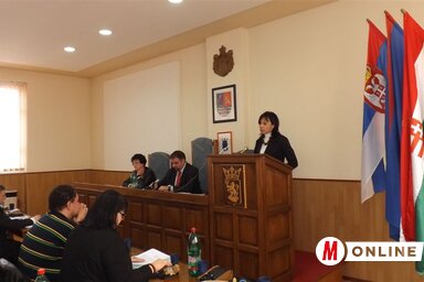 Kikity Andrea a Regionális Hulladéktároló Kft. – Szabadka 2015. évi gazdálkodási programja ismertetése közben Topolyán