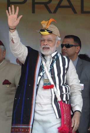 Narendra Modi a vitatott hovatartozású Arunachal Pradesh államban levő Itanagarban tett látogatásakor a térségre jellemző hagyományos öltözékben „feszített” (Fotó: Beta/AP ) Narendra Modi a vitatott hovatartozású Arunachal Pradesh államban levő Itanagarban tett látogatásakor a térségre jellemző hagyományos öltözékben „feszített” (Fotó: Beta/AP )