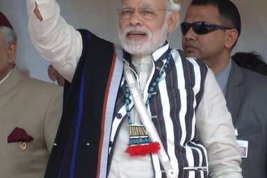 Narendra Modi a vitatott hovatartozású Arunachal Pradesh államban levő Itanagarban tett látogatásakor a térségre jellemző hagyományos öltözékben „feszített” (Fotó:  Beta/AP )