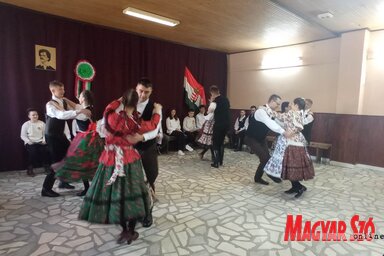 A Csalogató táncegyüttes (Fotó: Kancsár Izabella felvétele)
