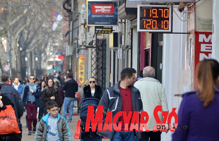 A pénzváltóirodákban kedden az idei mélypontra csúszott az euró árfolyama (Fotó: Ótos András) A pénzváltóirodákban kedden az idei mélypontra csúszott az euró árfolyama (Fotó: Ótos András)