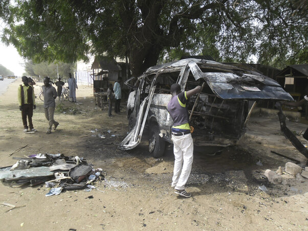 A minibusz, amelyben a lány felrobbantotta magát (Fotó: Beta/AP)