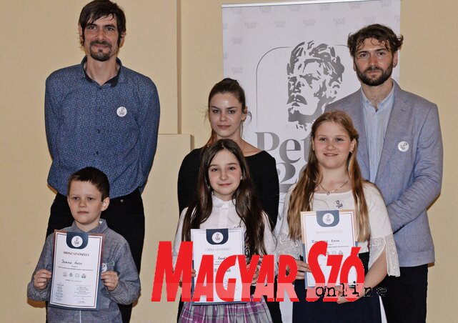 A második korcsoport nyertesei, jobb oldalon Zakinszky Emina (Fotó: Dávid Csilla felvétele) A második korcsoport nyertesei, jobb oldalon Zakinszky Emina (Fotó: Dávid Csilla felvétele)