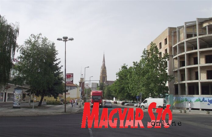 Prioritást élvez a városközpont rendezése: március 9-én megkezdődik az Izbor Áruház előtti tér rendezése (Fotó: Herceg Elizabetta) Prioritást élvez a városközpont rendezése: március 9-én megkezdődik az Izbor Áruház előtti tér rendezése (Fotó: Herceg Elizabetta)